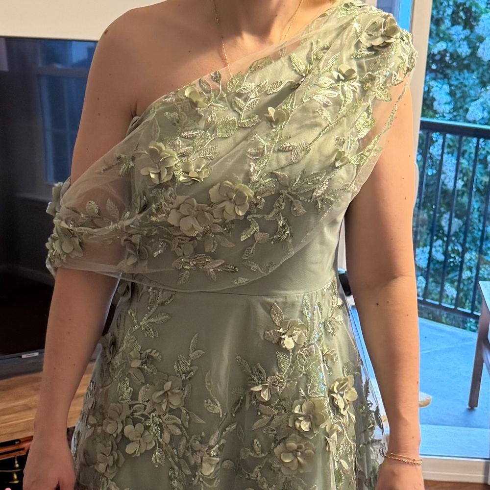 Beautiful light green dress, perfect for formal events or weddings